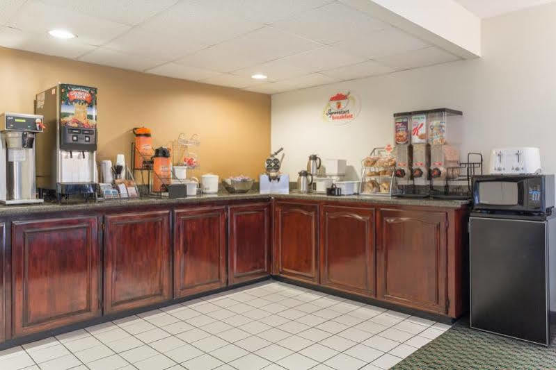 Super 8 By Wyndham Orangeburg Hotell Exteriör bild